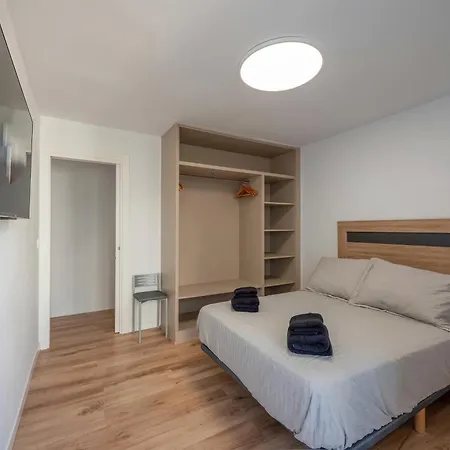 Stunning New Apt, 1min, 2br, Parking Lejlighed