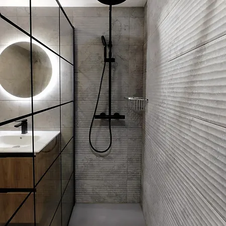 Stunning New Apt, 1min, 2br, Parking * بينايدورم