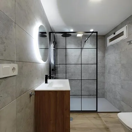 شقة Stunning New Apt, 1min, 2br, Parking بينايدورم