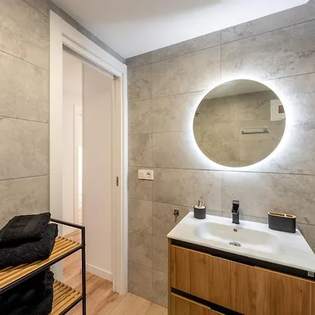 Stunning New Apt, 1min, 2br, Parking *