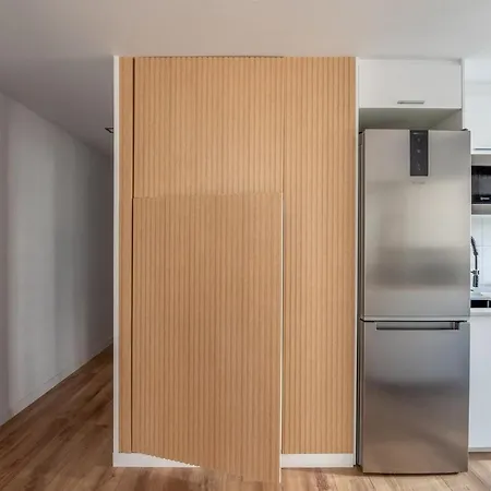 Stunning New Apt, 1min, 2br, Parking *
