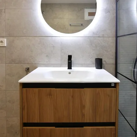 Stunning New Apt, 1min, 2br, Parking شقة