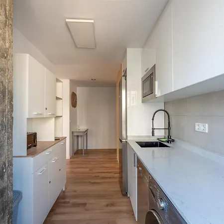 Stunning New Apt, 1min, 2br, Parking Apartment *