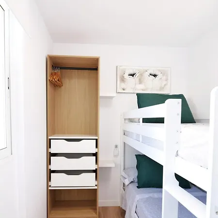 Stunning New Apt, 1min, 2br, Parking بينايدورم