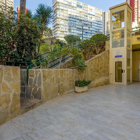 Stunning New Apt, 1min, 2br, Parking *