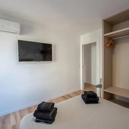 شقة Stunning New Apt, 1min, 2br, Parking