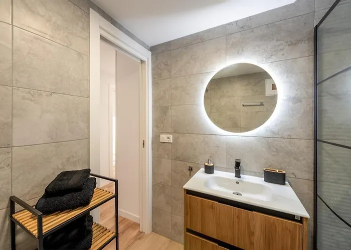 Stunning New Apt, 1min, 2br, Parking *